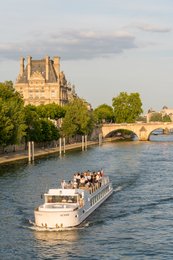 Heritage;-Kaleidos;-Kaleidos-images;-La-parole-à-limage;-Louvre;-Paris;-Pavillon-de-Flore;-Pont-Royal;-Quai-du-Louvre;-River-cruise;-Seine;-Sightseeing-boat;-Stories-Pictures;-Tarek-Charara;-Tourism